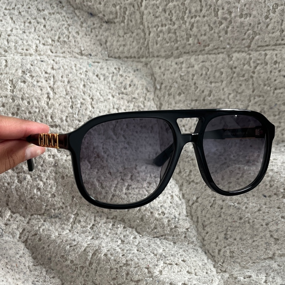 Gucci Black and Gold Aviator Sunglasses Unisex